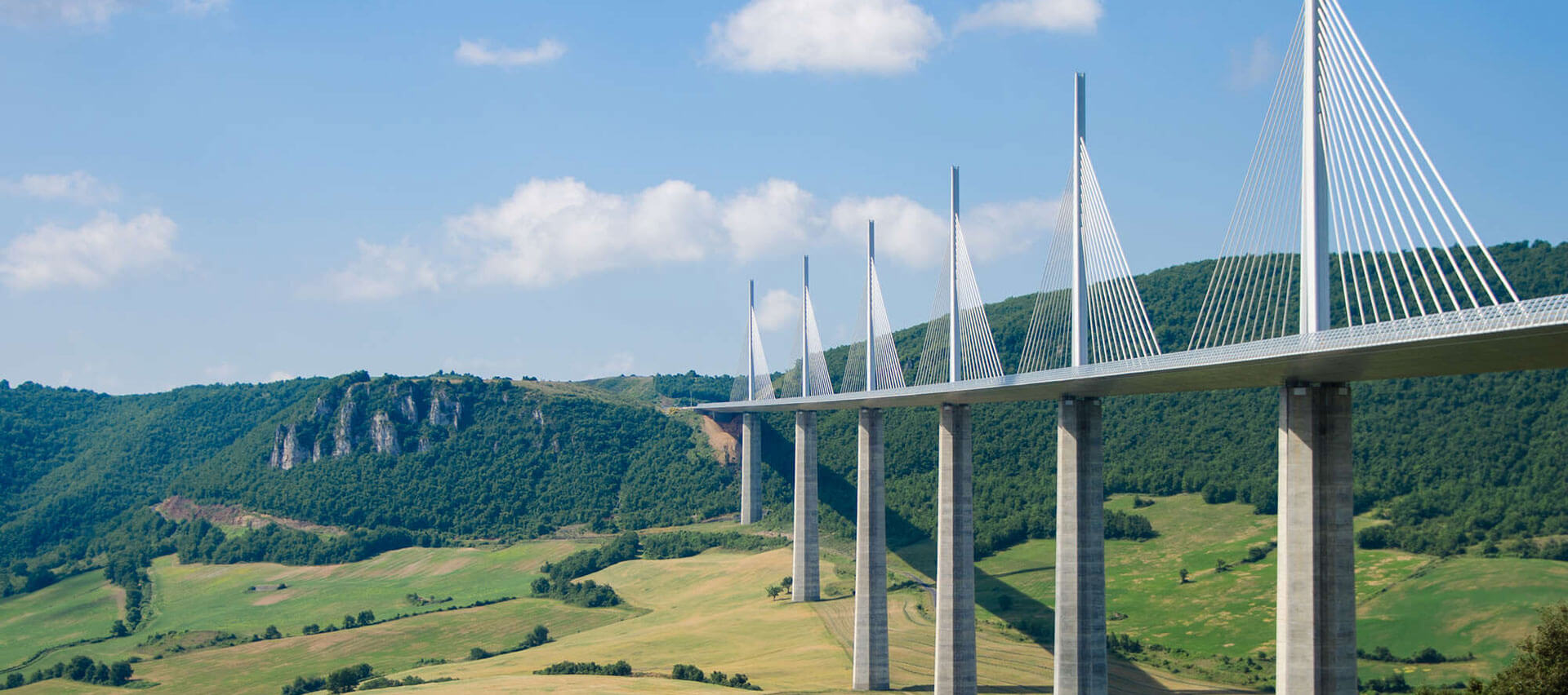 Vue du viaduc de Milau dans l'Aveyron