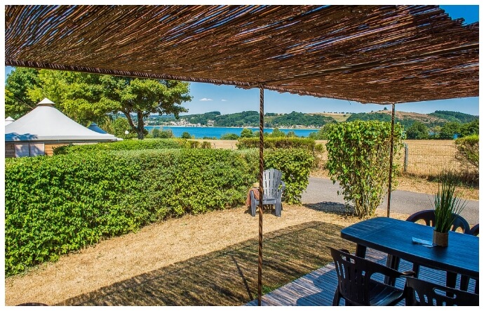 Location de cabanes au camping Parc du Charouzech, avec vue sur le lac de Pareloup