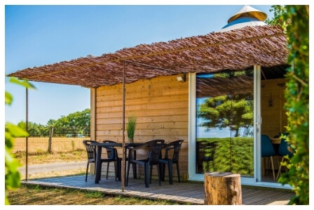 Huts for rent, with a view of Lake Pareloup