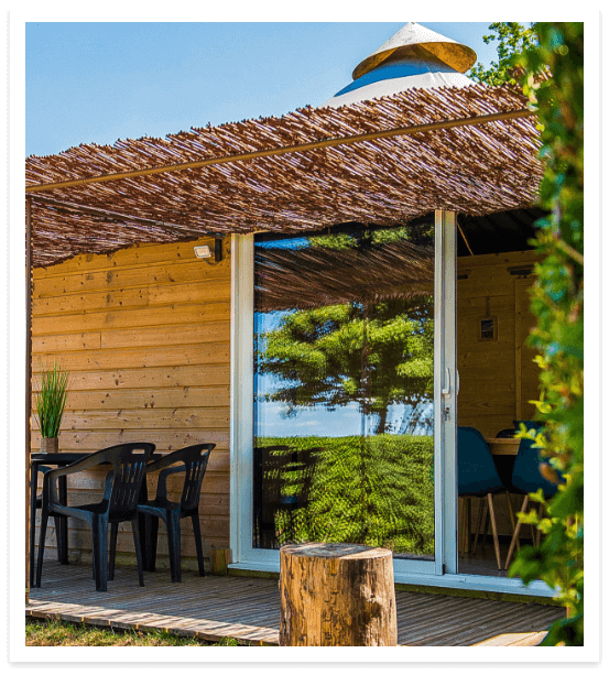 Huts and cottages for rent at the campsite, on the edge of Lake Pareloup