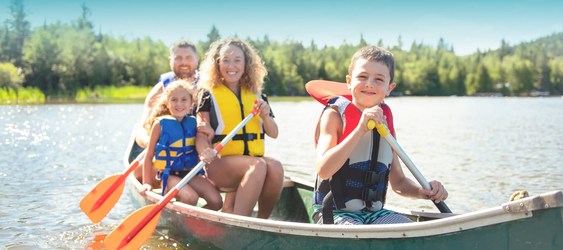 Activité canoë en famille sur lac de Pareloup