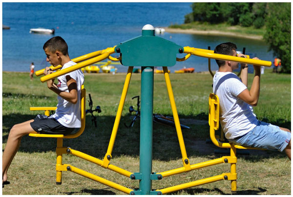 Fitness activity for teenagers at the Parc du Charouzech campsite, on the edge of Lake Pareloup 