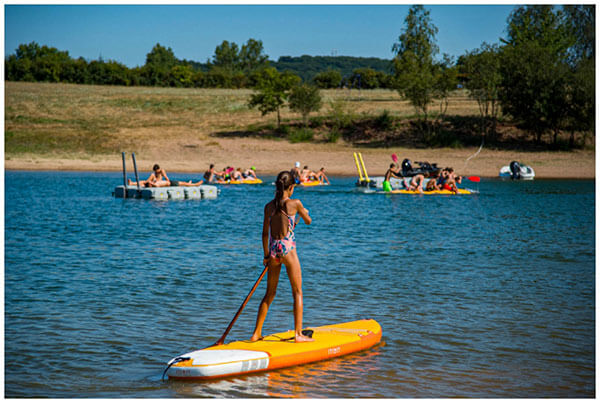 Peddelaarsactiviteit in het watersportcentrum van het meer van Pareloup