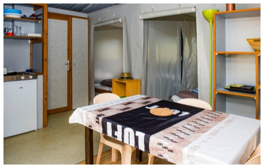 Binnenaanzicht met keuken van de chalet op Camping du Parc du Charouzech