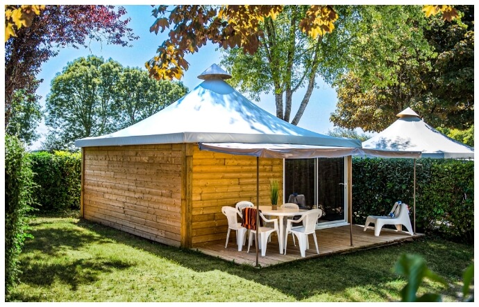 Buitenaanzicht van de chalet op camping Parc du Charouzech in de Aveyron