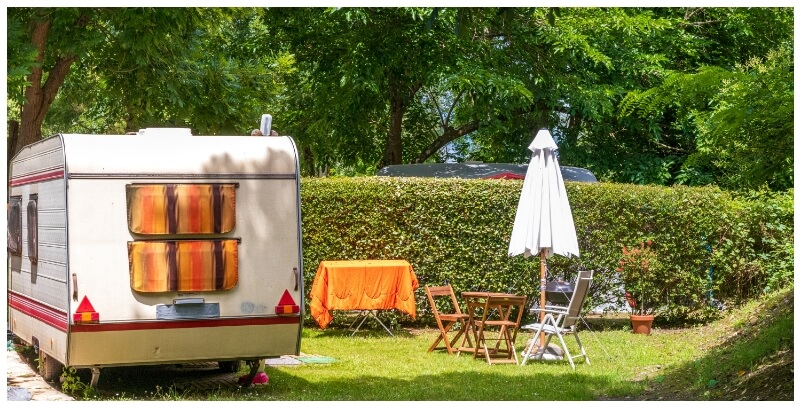 De standaard Accacias-plaatsen zijn van elkaar gescheiden door een plantenscherm