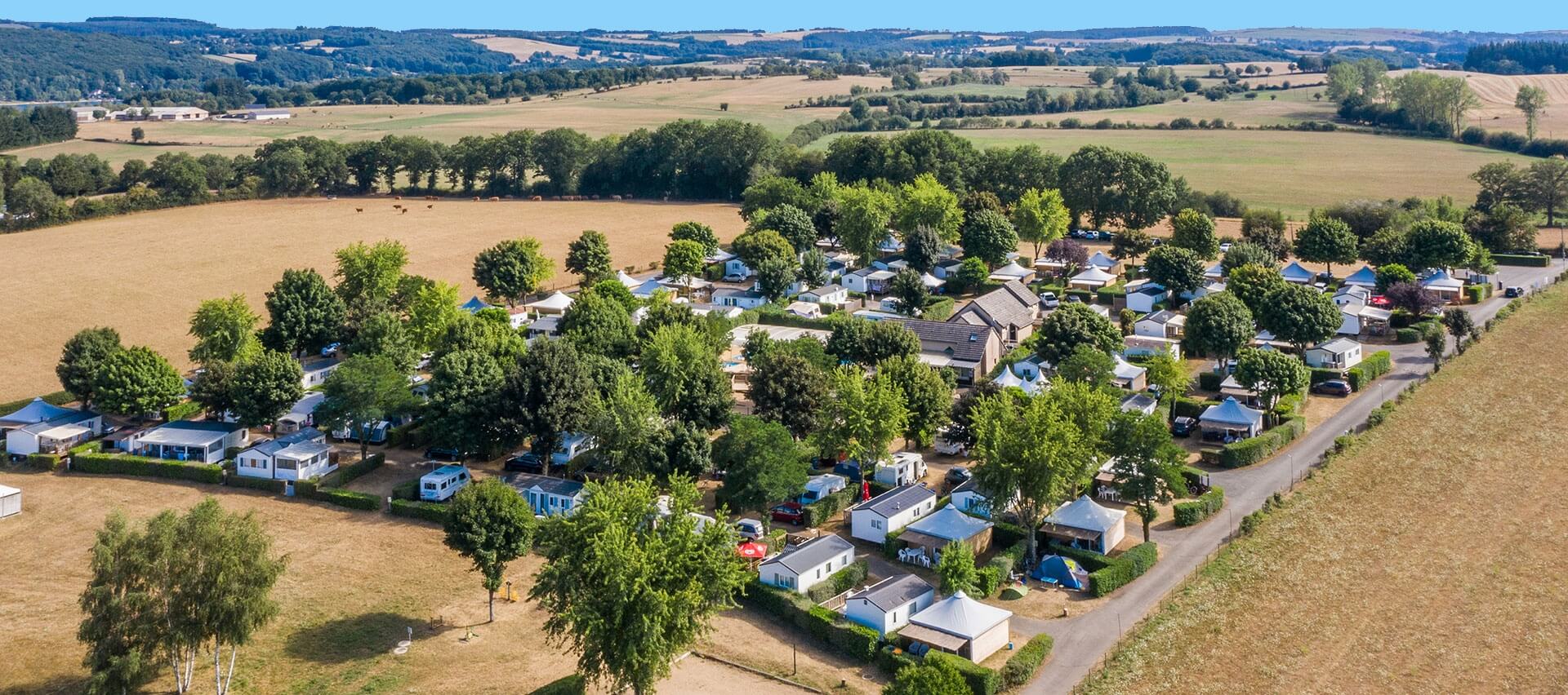 Vue du camping du Parc du Charouzech dans l'Aveyron