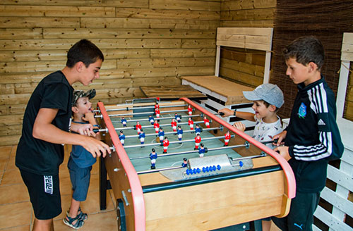 Tafelvoetbaltoernooi georganiseerd op camping Parc du Charouzech in Aveyron