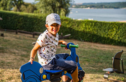 Juegos al aire libre para los niños, de camping del Charouzech en el departamento de Aveyron