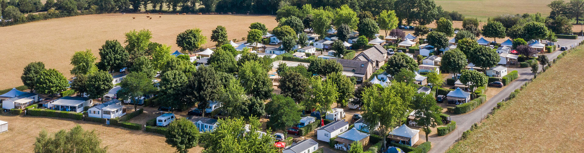 Vue aérienne du camping nature dans l’Aveyron, le Parc du Charouzech