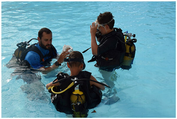 Introducción al buceo en la piscina del camping Parque del Charouzech. 