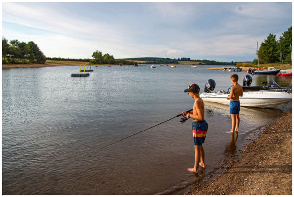 La actividad de pesca a orillas del lago de Pareloup en el departamento de Aveyron 