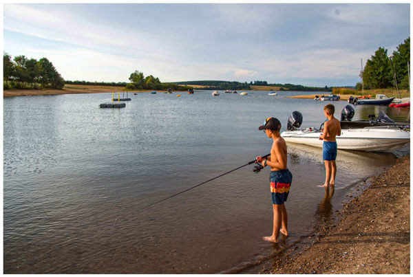 Vissen op het meer van Pareloup in Aveyron
                                            