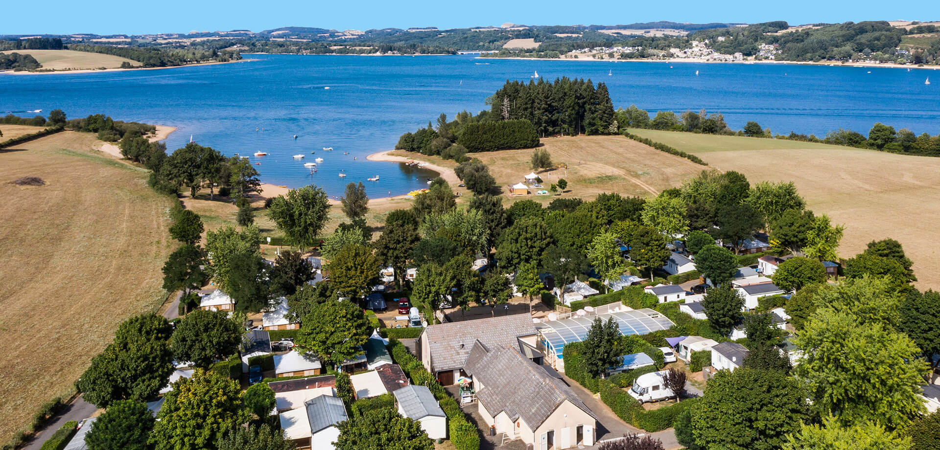 Vue du camping du Parc du Charouzech dans l'Aveyron