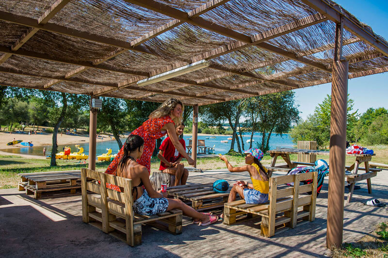  Terraza del bar del Charouzech, con vista del lago de Pareloup