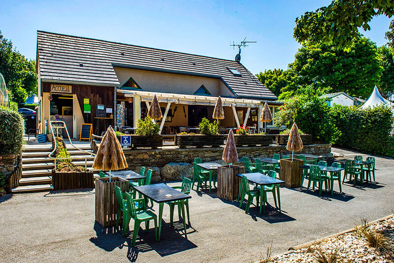 Buitenaanzicht van het bar-restaurant van Parc du Charouzech, camping in Aveyron

